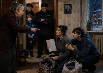 «Она кричала: “Вон из моей квартиры!”… Но через минуту побледнела, когда невестка молча достала папку с документами»