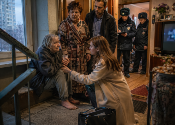 «Она выгнала её мать в кладовку и заставила подписать дарственную. Но в тот вечер дверь квартиры открылась — и начался кошмар для всей семьи»