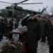 Вся деревня смеялась над стариком, пока на его похороны не прилетел военный вертолёт… А потом люди увидели, кто вышел из него с чёрной папкой в руках