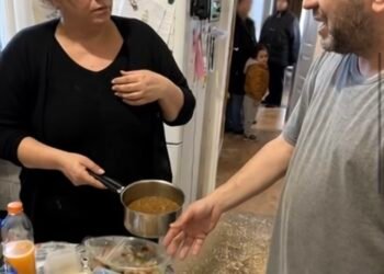 «Разделим всё пополам!» — заявил муж. Но он побледнел, когда через месяц увидел папку с цифрами, которую жена молча положила перед ним
