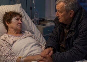 ОНИ 60 ЛЕТ НЕ ЗАСЫПАЛИ В ССОРЕ… НО В ТУ НОЧЬ СТАРИК МОГ НЕ УСПЕТЬ СКАЗАТЬ САМОЕ ГЛАВНОЕ