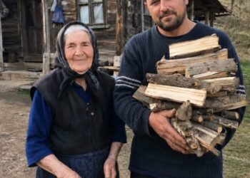 Вся деревня считала, что Дима ждёт смерти одинокой старухи ради дома. Но перед самым концом она услышала имя, которое похоронила двадцать лет назад…