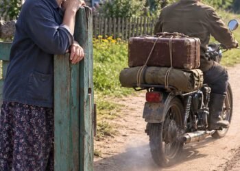Он вернулся через год и увидел за своим столом другого мужчину… Но страшнее всего было то, что сказала жена