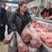 Каждый день старушка покупала 60 килограммов мяса и исчезала в заброшенном цеху… Когда полиция открыла ворота, один из офицеров не смог сдержать слёз