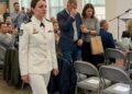 МОИ РОДИТЕЛИ НЕ ПРИШЛИ НА МОЕ ПОВЫШЕНИЕ. А ПОТОМ КОНТР-АДМИРАЛ ПОСМОТРЕЛА НА ПУСТЫЕ СТУЛЬЯ И СКАЗАЛА ТО, ОТ ЧЕГО ЗАЛ ЗАМЕРТВО ЗАМОЛЧАЛ