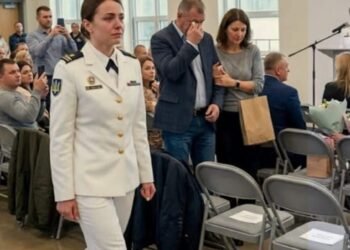 МОИ РОДИТЕЛИ НЕ ПРИШЛИ НА МОЕ ПОВЫШЕНИЕ. А ПОТОМ КОНТР-АДМИРАЛ ПОСМОТРЕЛА НА ПУСТЫЕ СТУЛЬЯ И СКАЗАЛА ТО, ОТ ЧЕГО ЗАЛ ЗАМЕРТВО ЗАМОЛЧАЛ