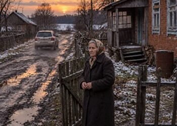 СЫН ВЫВЕЗ МЕНЯ В ЗАБРОШЕННУЮ ДЕРЕВНЮ УМИРАТЬ. ОН НЕ ЗНАЛ, ЧТО У МЕНЯ В КАРМАНЕ ОСТАЛСЯ ОДИН ЗВОНОК, КОТОРЫЙ СТОИТ ЕГО КВАРТИРЫ