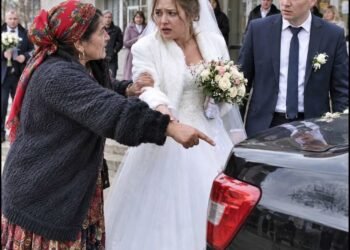 ЦЫГАНКА СХВАТИЛА МЕНЯ ЗА РУКУ У ЗАГСА И ПРОШЕПТАЛА: « ДЕВОЧКА, В ЭТОЙ МАШИНЕ ТВОЯ СМЕРТЬ. ОТКРОЙ БАГАЖНИК СЕЙЧАС ЖЕ »