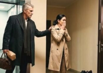 СВЕКРОВЬ ВЫБРОСИЛА МОИ ВЕЩИ НА ЛЕСТНИЦУ И СКАЗАЛА: « ТЫ ЗДЕСЬ БОЛЬШЕ НЕ ЖИВЕШЬ ». НО КОГДА В ПОДЪЕЗД ВОШЕЛ МОЙ ОТЕЦ, ОНА ПОБЕЛЕЛА КАК МЕЛ